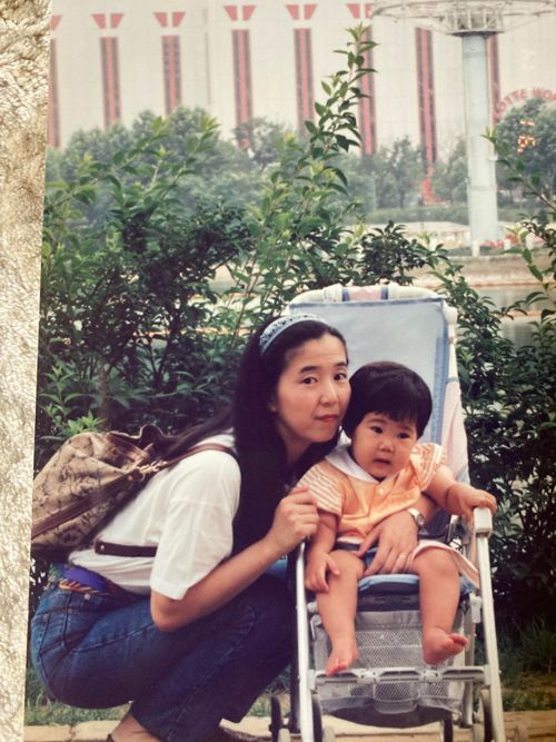 娘と2人で。育休の制度がなかったころに出産、子どもを育てながら働き続けてきた。（本人提供）