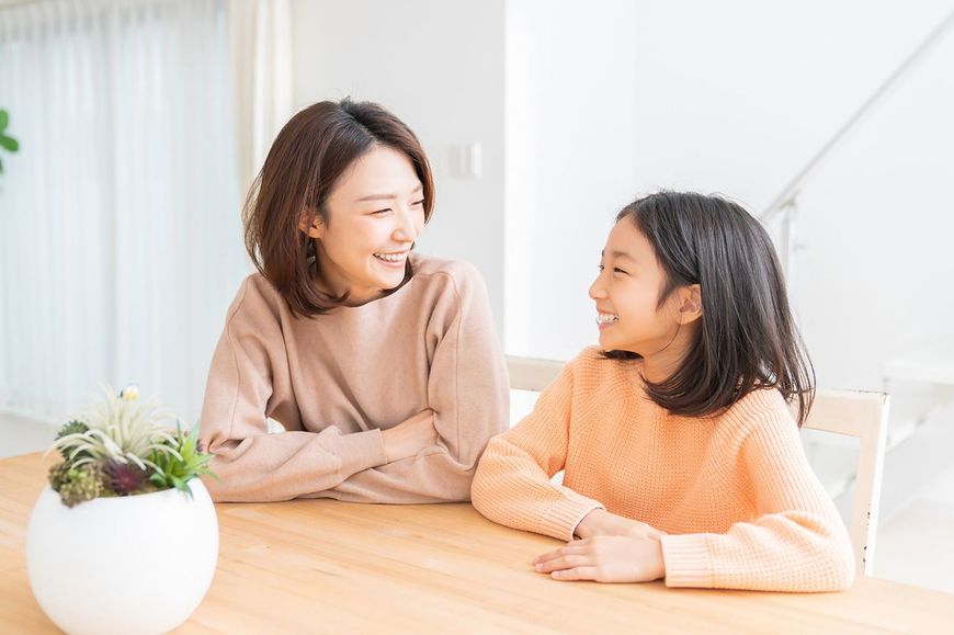 笑顔で話をする親子