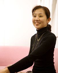 <strong>【大家さん節約マダム】<br>  岩崎美歩</strong><br>家族構成●夫 <br>職業●パート勤め<br>住居●神奈川県（自宅兼 賃貸アパートを建設中）<br>節約目的●「お金をできるだけ投資に回したい」<br>貯蓄目標●5億円<br>1カ月の食費●特に決めていない<br>趣味●バレエ