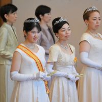 たった1人だけ『自分用』でないものを着けていた…｣愛子さまの頭上に