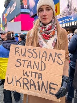 NYのタイムズスクエア周辺で行われたロシアによるウクライナ軍事侵攻に抗議する人々