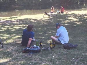 川沿いでビールを楽しむロンドン市民