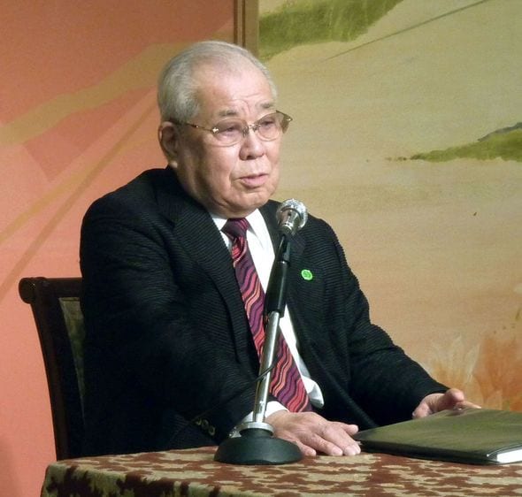 プロ野球ヤクルトの選手たちの前で講習会の講師を務める野村克也元監督=2012年11月27日午後、東京都港区