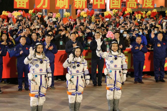 2021年10月15日、中国・甘粛省の酒泉衛星発射センターで有人宇宙船「神舟13号（Shenzhou-13）」に搭乗する宇宙飛行士の（左から）葉光富氏、王亜平氏、翟志剛氏がセレモニーに出席