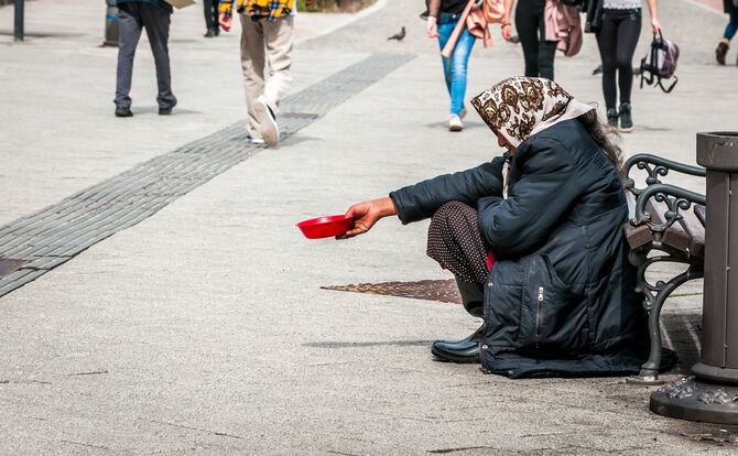 道に座り込み物乞いをする女性