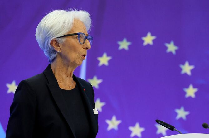 2022年7月21日、ドイツ・フランクフルトで開催された欧州中央銀行（ECB）運営理事会後の記者会見で発言するクリスティーヌ・ラガルド欧州中央銀行総裁。