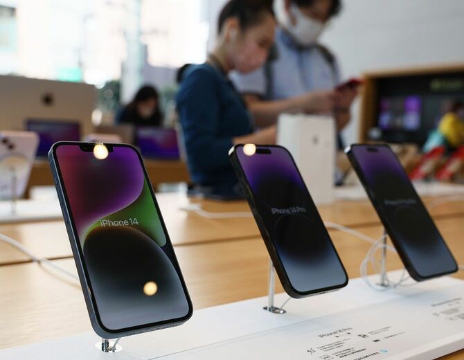 発売され店頭に並んだ米アップルのスマートフォン「iPhone14」（左）など最新モデル＝2022年9月16日、東京都渋谷区