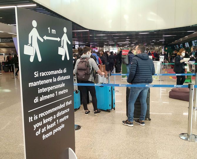 ローマ・フィウミチーノ空港にて、隣の人と1m以上距離をとることを推奨する注意書き（3月21日）