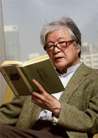 <strong>丸谷才一</strong>●1925年、山形県鶴岡市生まれ。東京大学英文科卒。64年に『ユリシーズ』の共訳で注目され、その後は小説『笹まくら』(66年)で芥川賞、『たった一人の反乱』(72年)で谷崎潤一郎賞を受賞。評論でも『後鳥羽院』(73年)で読売文学賞、『忠臣蔵とは何か』(85年)で野間文芸賞を受賞するなど常に一線で活躍している。