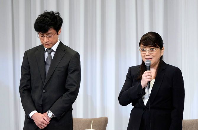 記者会見する藤島ジュリー景子前社長（右）と東山紀之新社長（左）＝2023年9月7日、東京都港区（藤島ジュリー景子氏は、日本を代表するタレント事務所であるジャニーズ事務所の代表取締役社長を辞任したことを発表した）