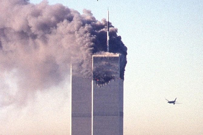 2001年9月11日、ニューヨークの世界貿易センタービルに突っ込む航空機