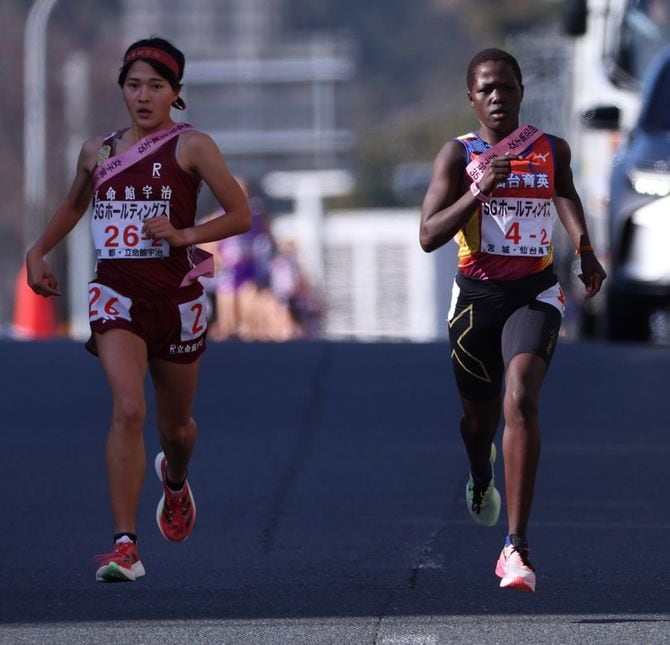 全国高校駅伝の女子2区、立命館宇治の大西桃花（左）を抜き、先頭に立つ仙台育英のデイシー・ジェロップ。2023年12月24日、京都市内［代表撮影］