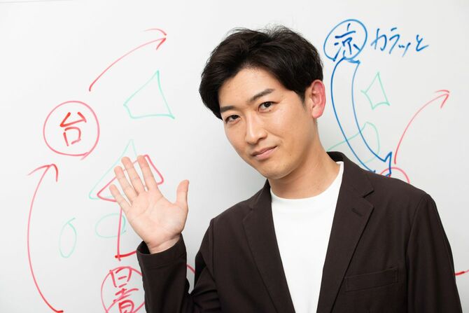 朝の情報番組『ZIP!』(日本テレビ系)のお天気キャスターを務める小林正寿さん。背後は台風通過後の雷雨の動きを解説した図