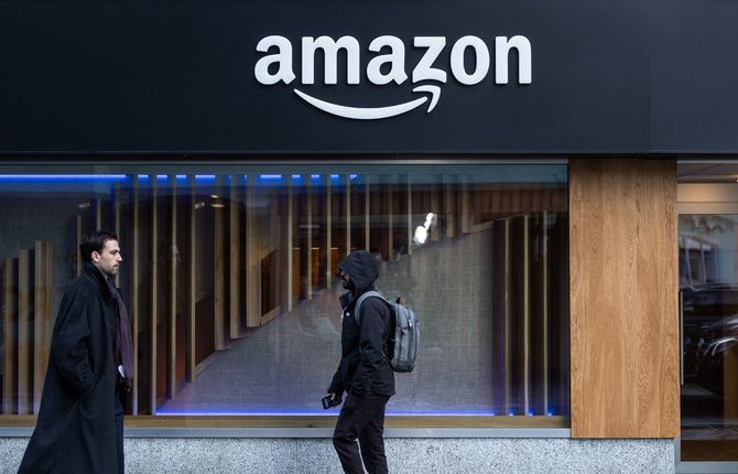 2024年1月18日、スイス、ダボス：ダボスのアマゾンパビリオンの前を歩く人々。