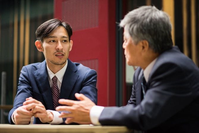 オフィス内で、上司と部下の話し合い