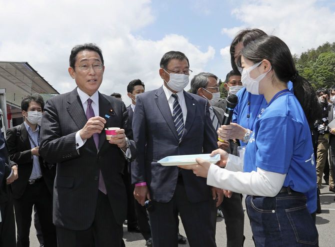 交流施設「葛尾村復興交流館あぜりあ」で行われたイベントでアイスクリームを試食する岸田文雄首相（左）＝2022年6月5日、福島県葛尾村［代表撮影］