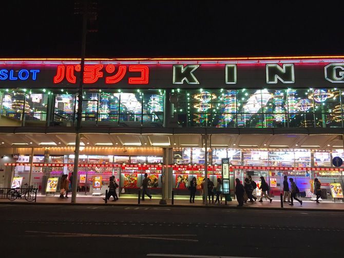 河原町通りにあるスロットキングと呼ばれるパチンコパーラー