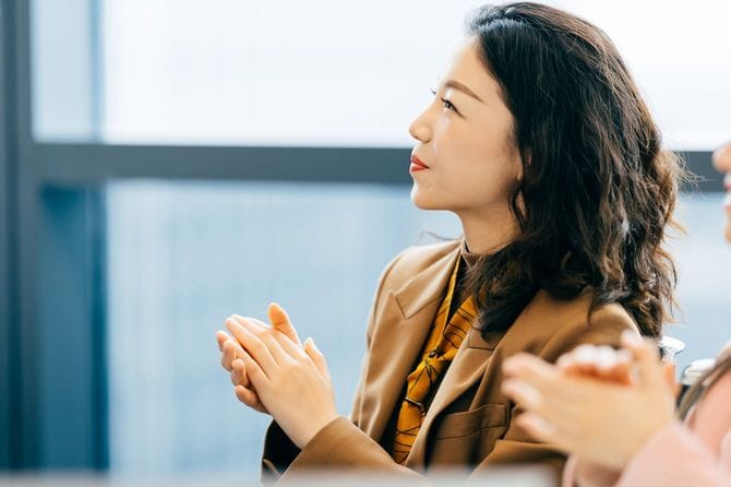 拍手を送るビジネスウーマン