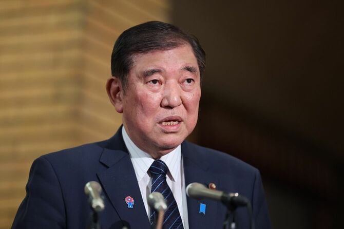 記者団の質問に答える石破茂首相＝2025年3月13日午後、首相公邸