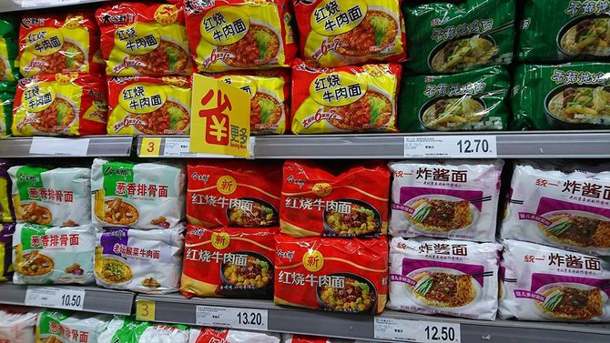 中国の袋麺。調味料でジャンル分けされている日本とは違い、紅焼牛肉、西紅柿鶏蛋、香辣牛肉など中華料理で分けられている