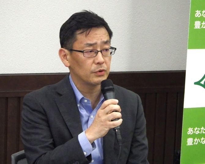 県専門部会後の囲み取材に応じた平木副知事