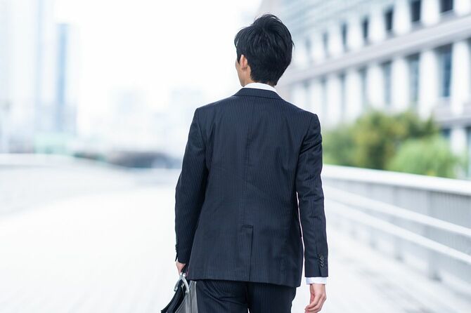 ビジネス街を歩くスーツ姿の男