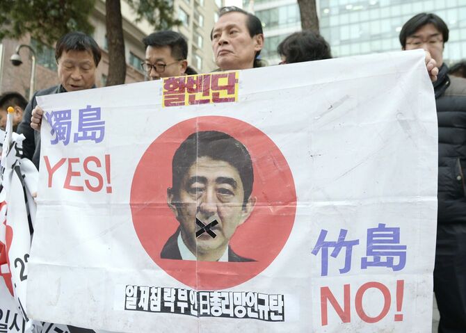 ソウルの日本大使館前で、竹島を自国領とする日本の主張に抗議する人たち