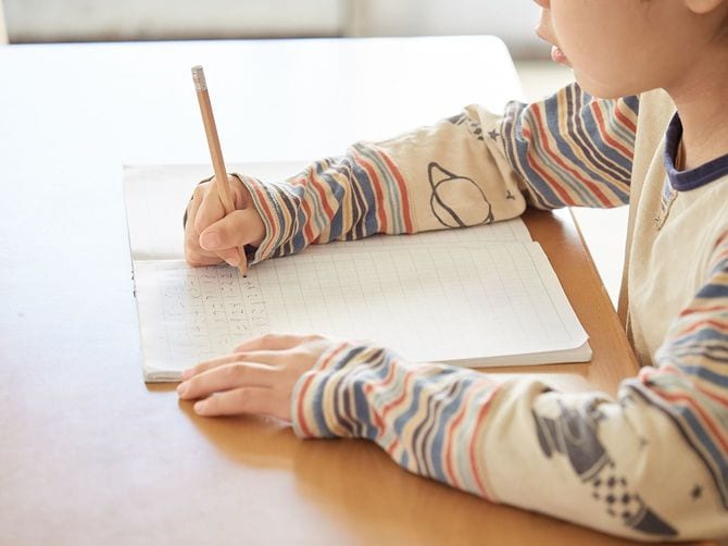 宿題をしている小学生