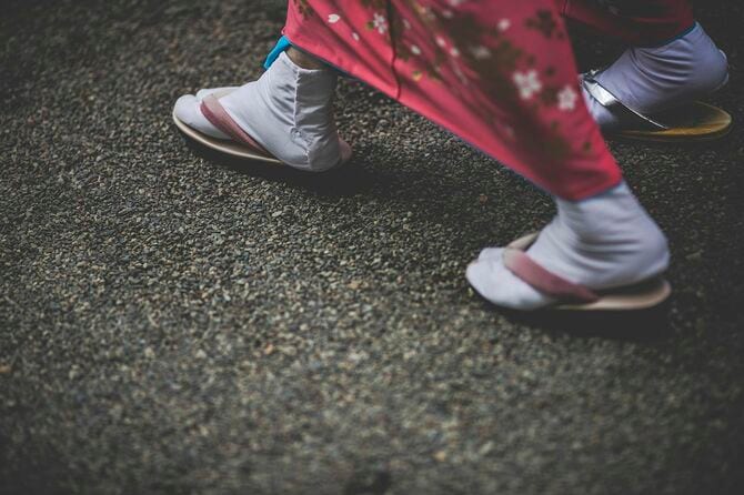 足袋に草履を履いて歩く女性の足元