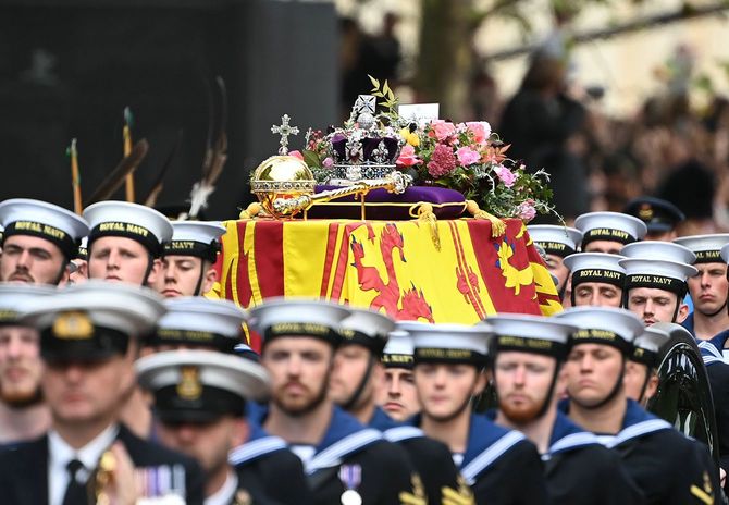 国葬後、ウィンザー城に向けて市中心部を進むエリザベス女王のひつぎ=2022年9月19日、イギリス・ロンドン