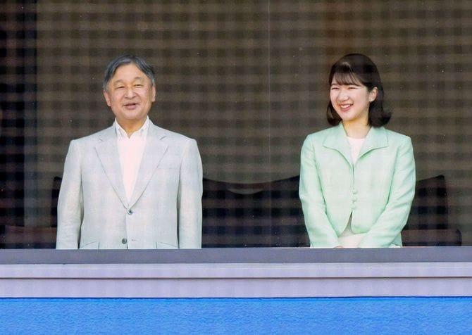 東京六大学野球リーグの慶応大対早稲田大の試合を観戦される天皇陛下と愛子さま=2026年5月31日、東京・神宮球場(代表撮影)