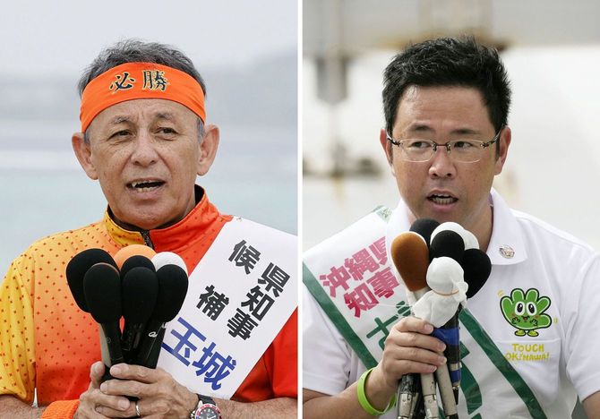 沖縄県知事選が告示され支持を訴える(右から届け出順に)古謝玄太氏、玉城デニー氏=2026年8月27日午前、沖縄県内