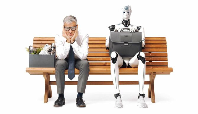 ロボットと並んでベンチに座るビジネスマン