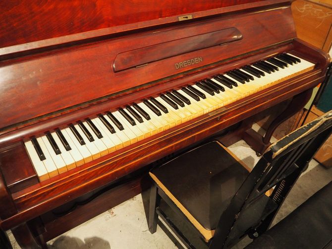 茶色い木目調のアップライトピアノ