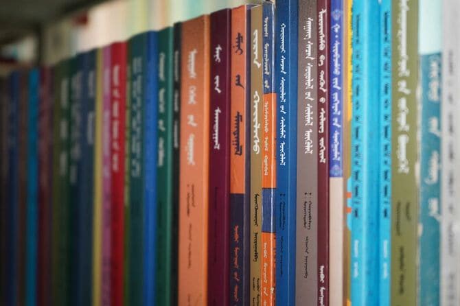 楊教授の研究室にあるモンゴル語で書かれた史料。