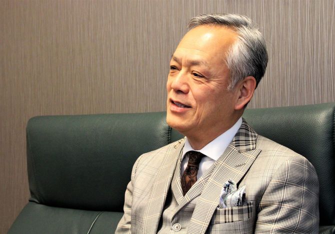 「坂本ラヂヲ」設立の翌年、2010年にGRAMASのブランドを立ち上げ、2012年に日本初となる本革製手帳型スマホケースを販売