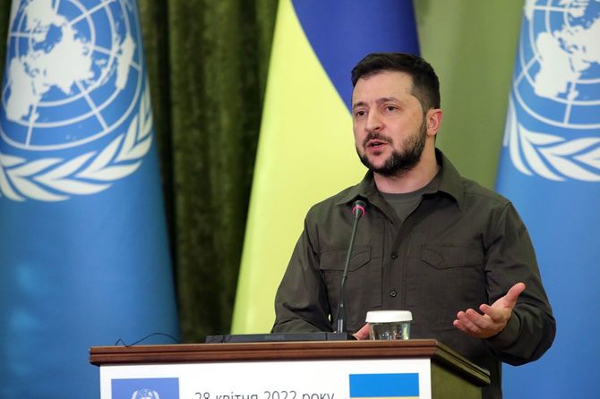 ウクライナの首都キーウで共同会見するグテレス事務総長（左）とゼレンスキー大統領＝2022年4月28日