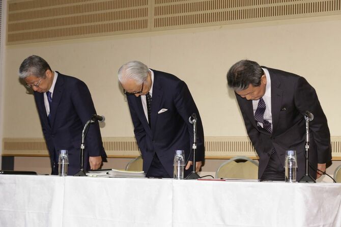 かんぽ生命の保険の不適切販売について謝罪する記者会見の様子