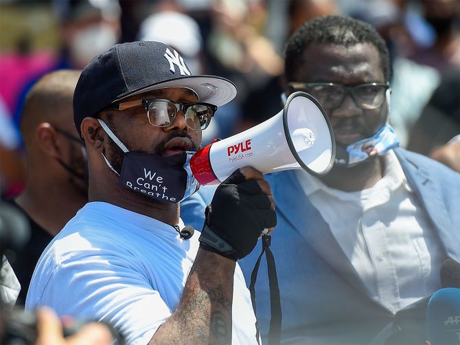 米中西部ミネソタ州ミネアポリスの事件現場で、思いを語る死亡した黒人男性ジョージ・フロイドさんの弟テレンスさん(アメリカ・ミネアポリス)