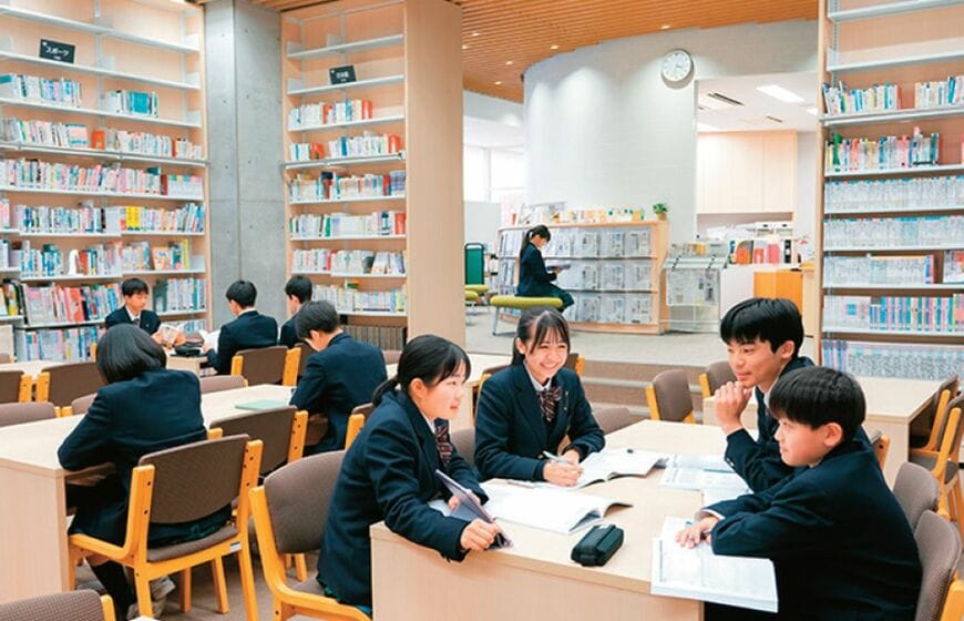 蔵書およそ5万冊の図書館はグループ学習ブースのほか、テラスに面した閲覧席や個別ブースがあり自主学習に最適な空間。