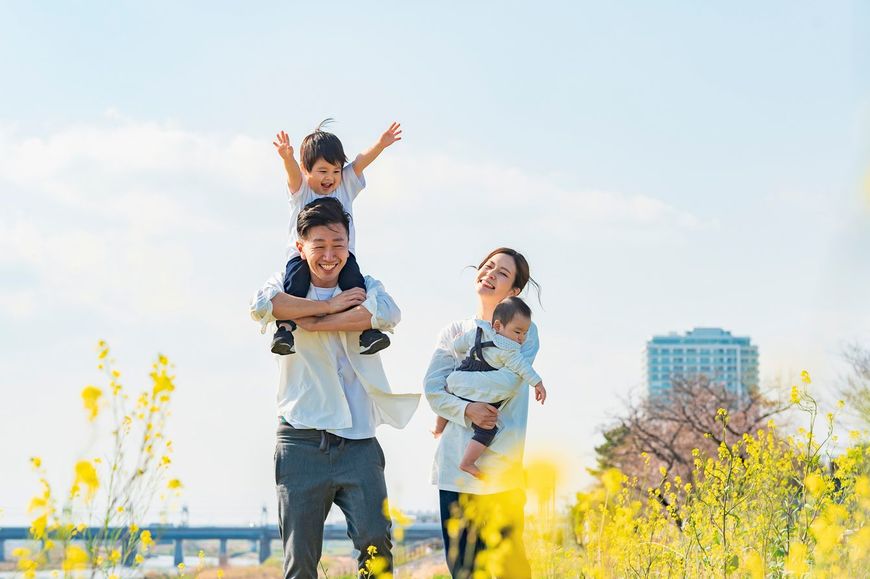 家族4人で仲良く土手を散歩している
