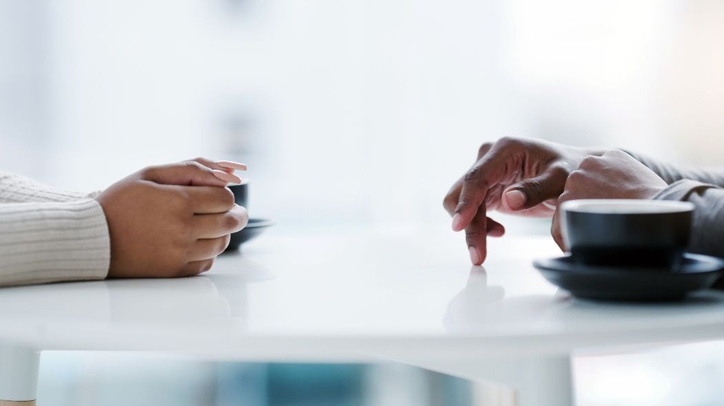 ｢なぜ家族に怒鳴ってしまったの?｣同じことを聞き出すにも責めているように聞こえない言い換えフレーズ 使い方ひとつで｢質問｣は｢尋問｣にもなりうる