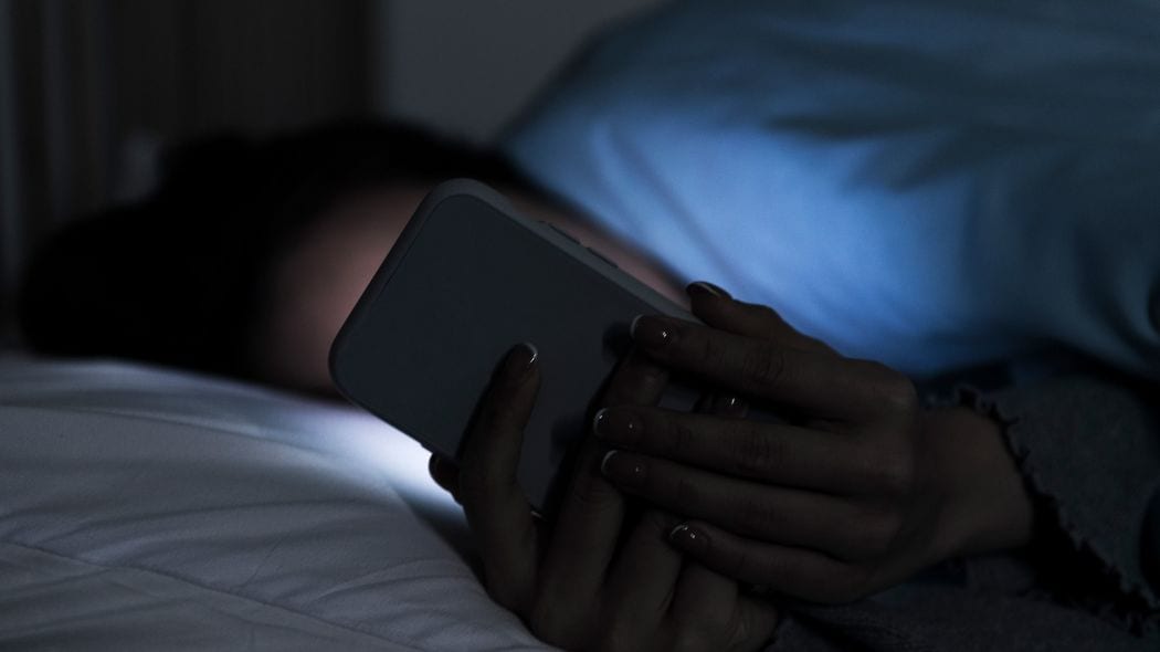 ｢枕元にスマホ｣は絶対NG､高級寝具は必要ない…最新研究が明らかにした｢寝ても疲れが取れない｣本当の理由 わずかな光が睡眠の質を下げてしまう