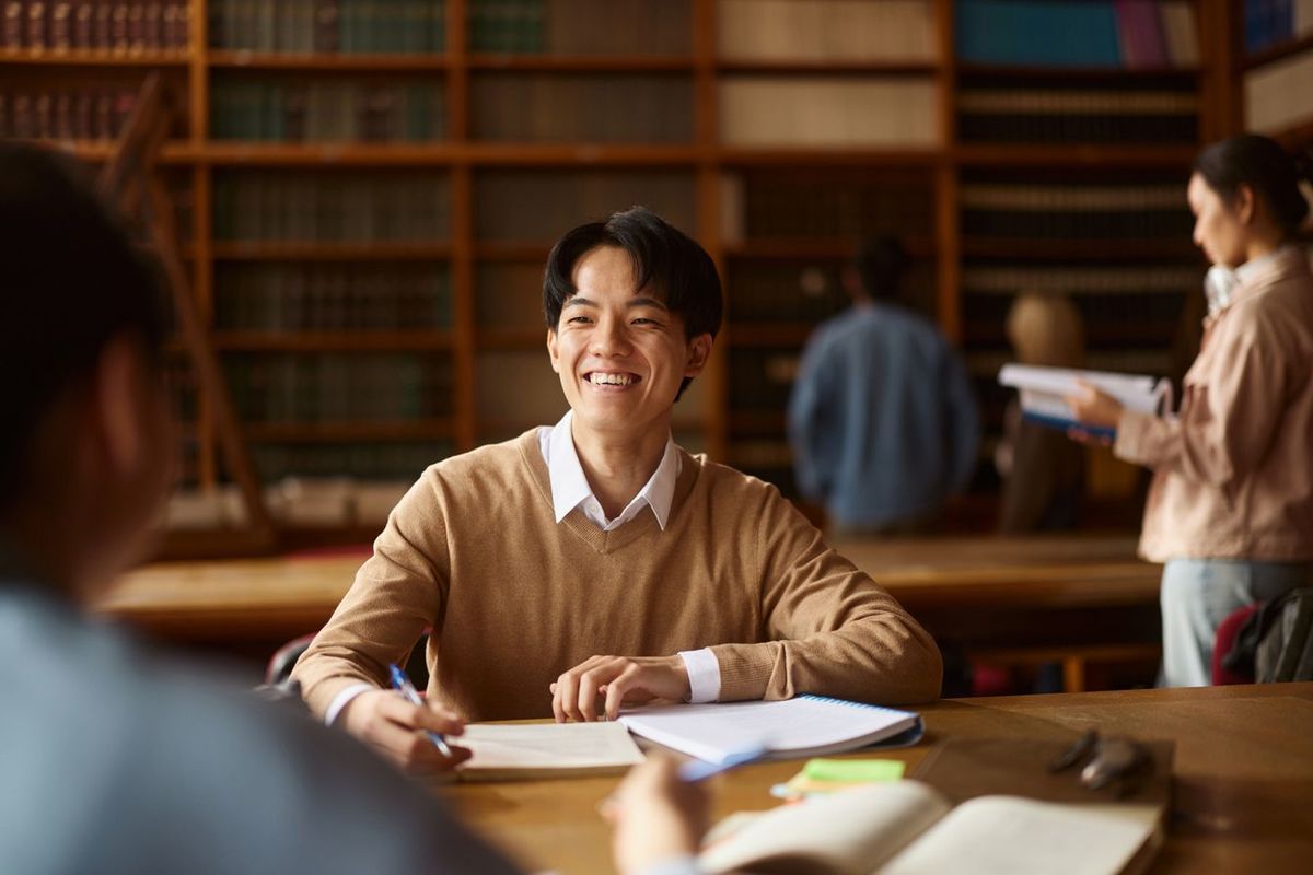 図書館で友達と話す日本人学生