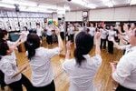 女子のパワー全開！　全体朝礼では耳が痛くなるほどの大音声が響く。日本一元気な朝礼だろう。