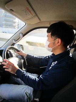 アルバイト歴5年、社員3年目、35歳の「元お笑い芸人」の平出勝哉さん