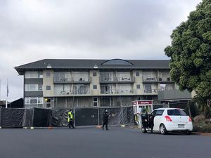 ホテルのまわり。面会禁止、フェンスは布で覆われ中が見えないようになっている。