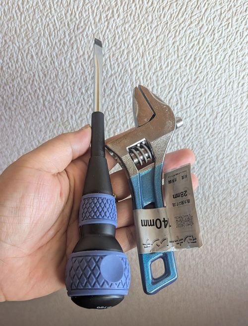 交換するために改めて購入した工具はモンキーレンチ（右）とマイナスドライバーの2点。モンキーレンチはこのように短いタイプが便利