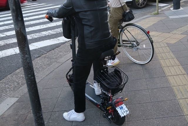 2023年の法改正で「合法」となった電動サイクル。新ナンバープレート付きで、歩道を走っていた