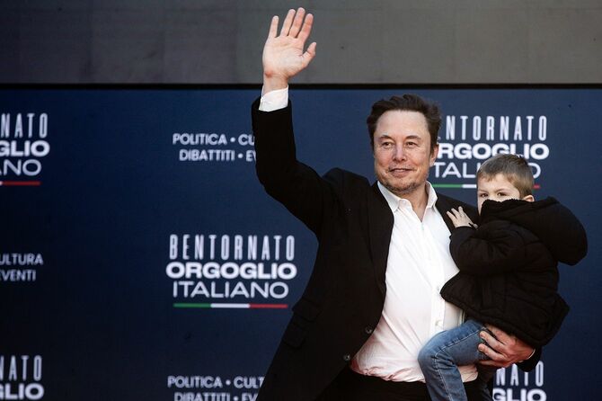2023年12月16日、イタリア・ローマのサンタンジェロ城庭園で開催された政治フェスティバル「Atreju 2023」の3日目に出席し、手を振るテスラ、スペースX、Xのオーナーである米ハイテク企業家イーロン・マスク。